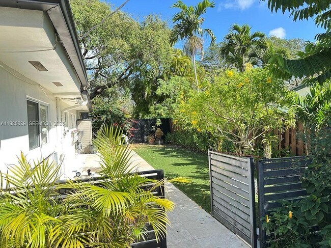 Building Photo - 6520 SW 65th St