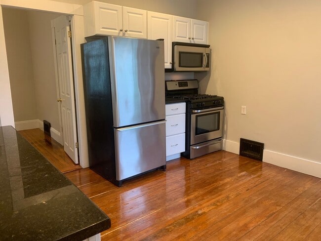 Building Photo - Spacious modern unit with great location in Southern Waltham available as early as 7/15/26