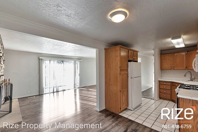 Building Photo - 2 br, 1 bath House - 3758 S Maple View Dri...