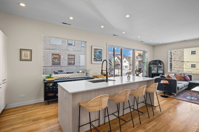 Building Photo - 2016 W Rice St