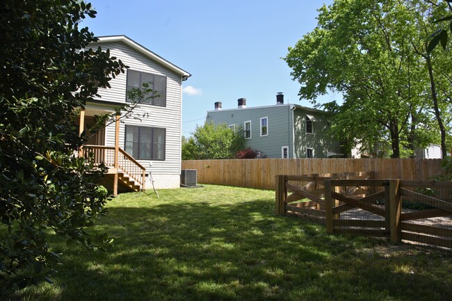 Building Photo - Gorgeous, Home in Rocketts Landing: Available NOW!