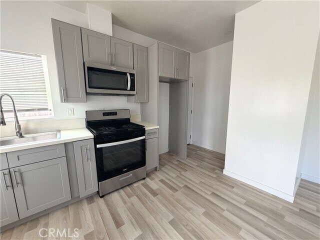 Building Photo - 1020 W 67th St