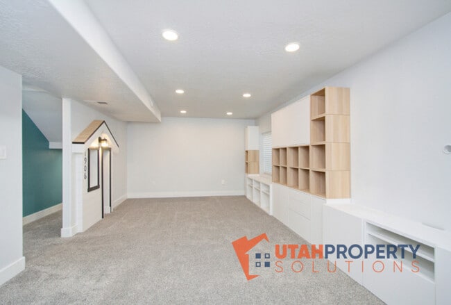 Building Photo - 1734 W Newcastle Ln