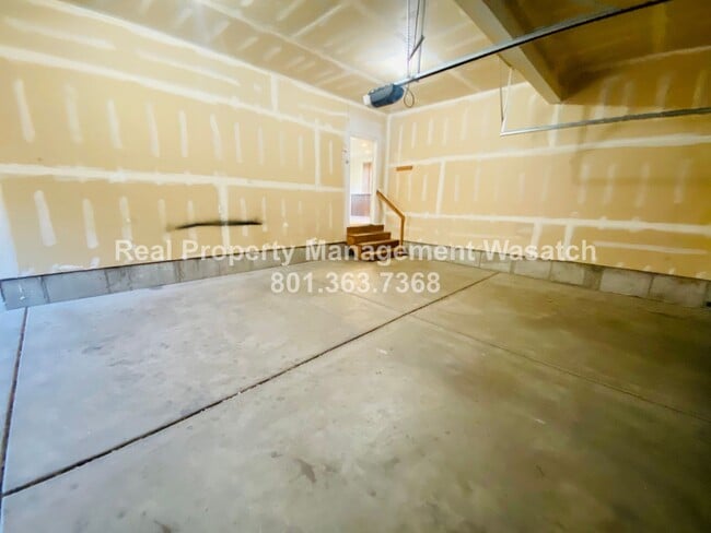 Building Photo - 5 Bedroom 3 Bathroom Riverton Home!