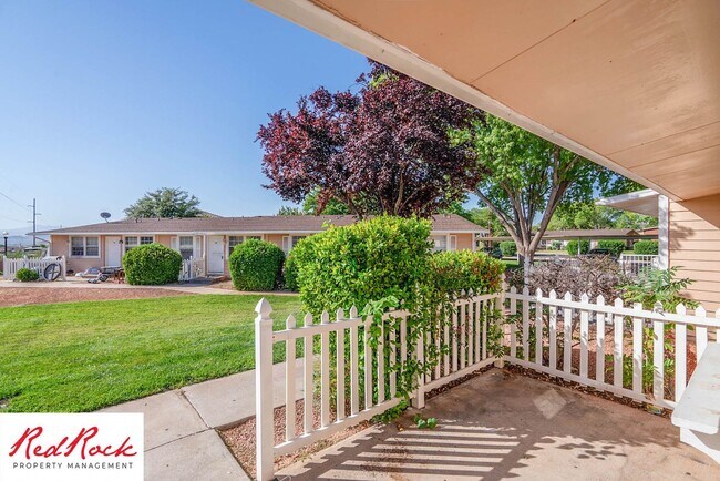 Building Photo - Charming 2 Bed / 1 Bath Apartment in a Prime Location