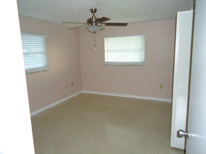 Master bedroom - 1622 S Hermitage Rd