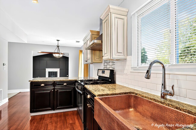 Building Photo - 1161 Hampton Ln