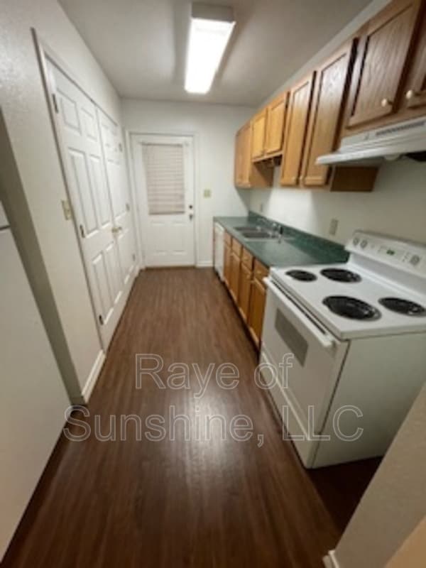 Building Photo - 282 N Pecan St