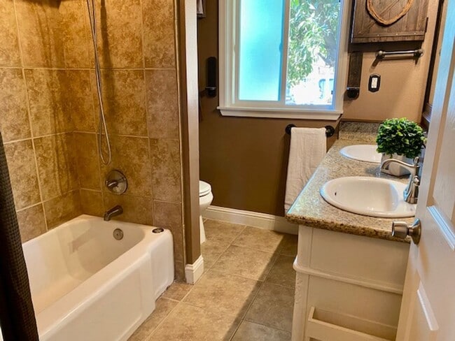 Building Photo - $1795 Butler & Orange, Charming 2 Bed with...