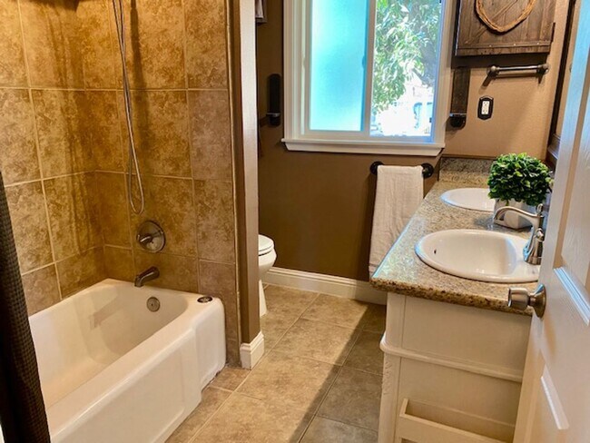 Building Photo - $2,050 Charming 2 Bedroom Home with beauti...