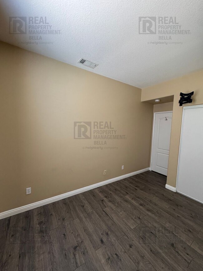 Building Photo - Ideal Layout! 4 Bedroom Home with Main Floor Bed/Bath & Open Loft