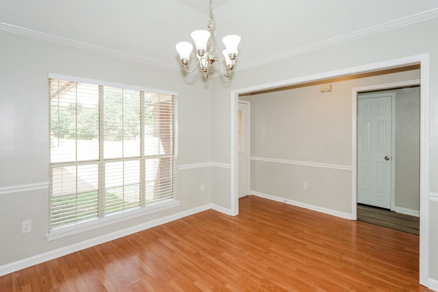 Building Photo - 1163 Carriage Dr S