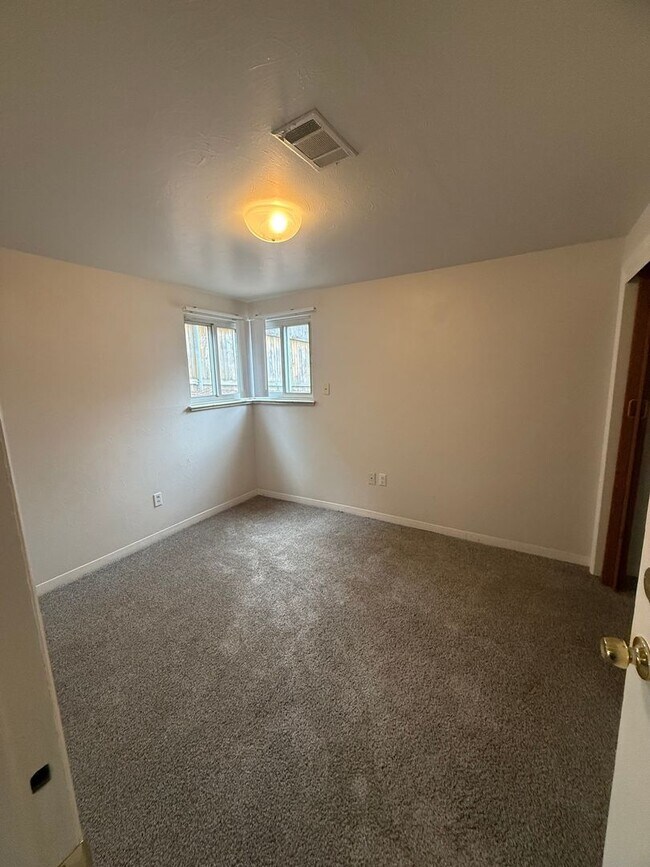 Building Photo - $0 DEPOSIT OPTION, CHARMING 3 BED 2 BATH TRADITIONAL HOME!! HUGE YARD, STEPS FROM PEORIA STATION