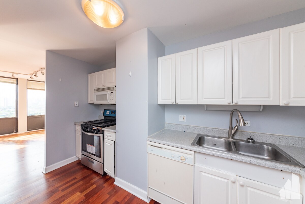 Building Photo - 444 W Fullerton Pky