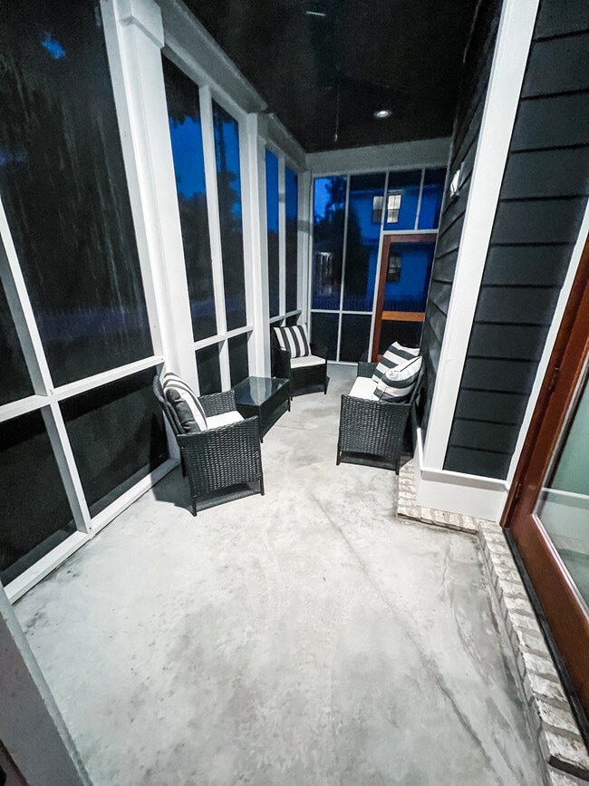 Building Photo - 764 E 2nd St