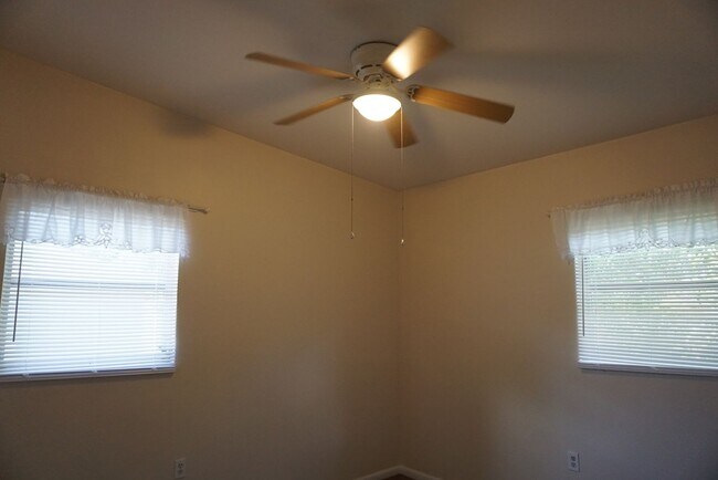 Building Photo - Modest 3 Br/1.5 Bath in Established Neighborhood