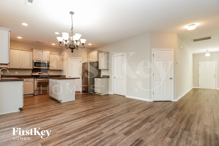 Building Photo - 426 Village Park Dr