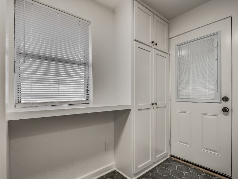 Building Photo - 131 W Acres St