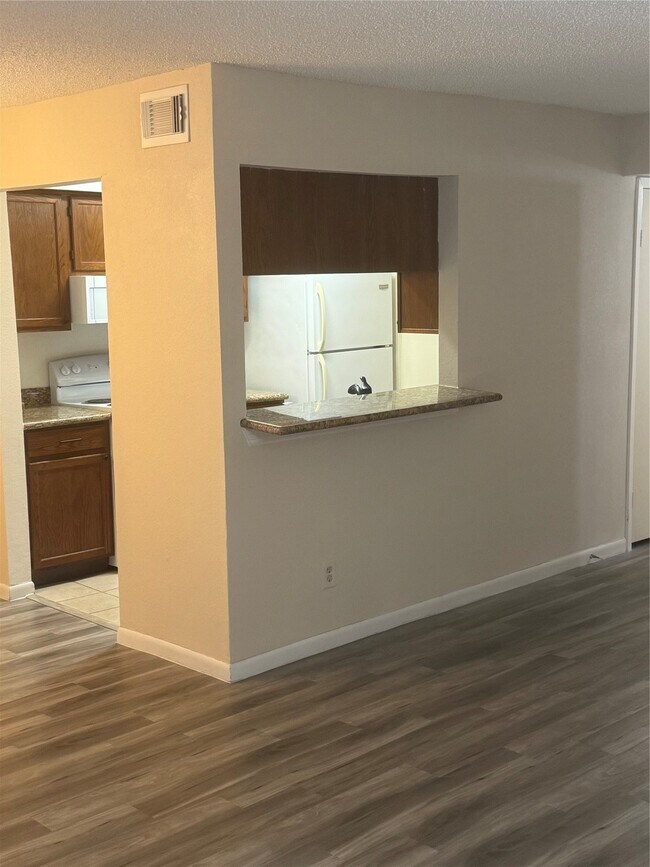 Building Photo - 17401 Red Oak Dr