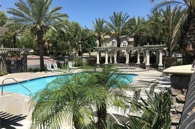 Building Photo - Beautiful 3 Bedroom Condo in Rancho!