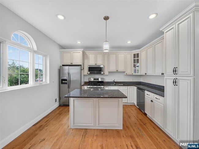 Primary Photo - 524 Harrison Ave