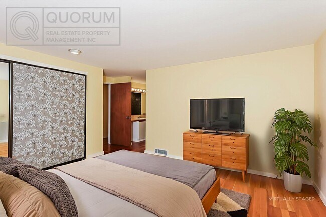 Building Photo - Spectacular Top Floor Condo with Stunning Views in Queen Anne