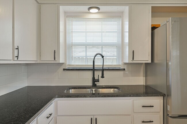 Building Photo - 6104 S Villa Ave