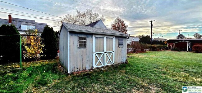 Building Photo - 1103 N Van Buren St