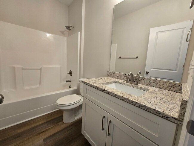 Building Photo - 4 Bedroom, 2 Bath Ranch Available for Rent Now!