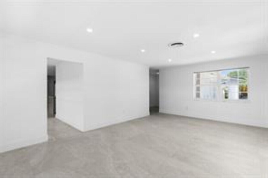 Building Photo - 2070 NE 54th Ct