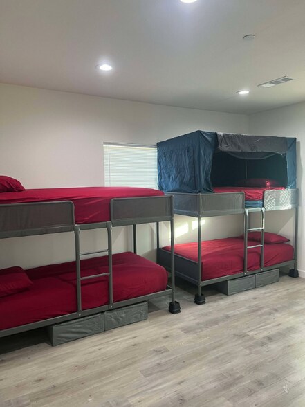 Building Photo - 866 N Edgemont St