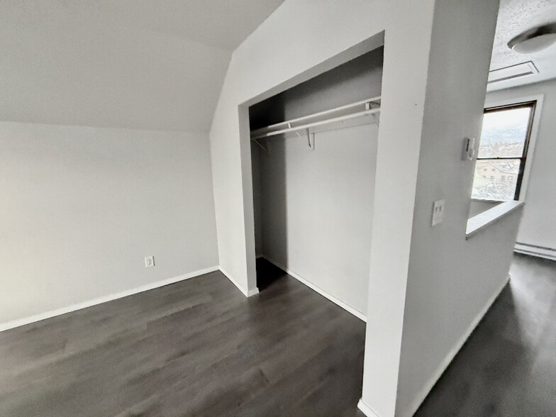 Building Photo - 506 1st Ave W