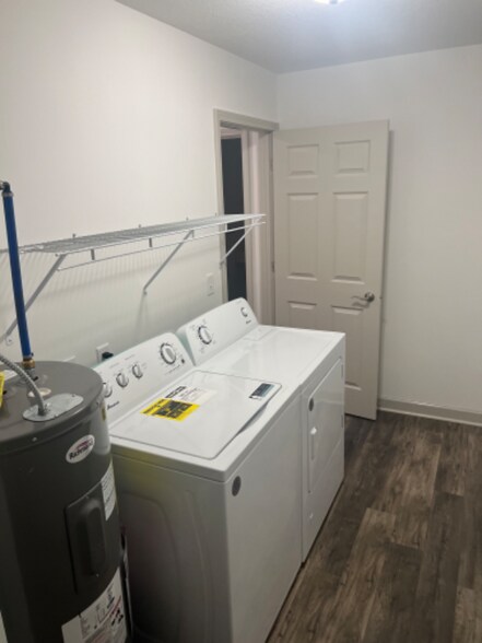 Building Photo - 455 Stewart Ct