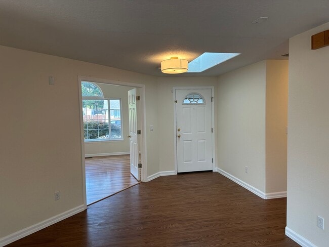 Building Photo - Beautiful 3 bedroom 2 bathroom house in a ...
