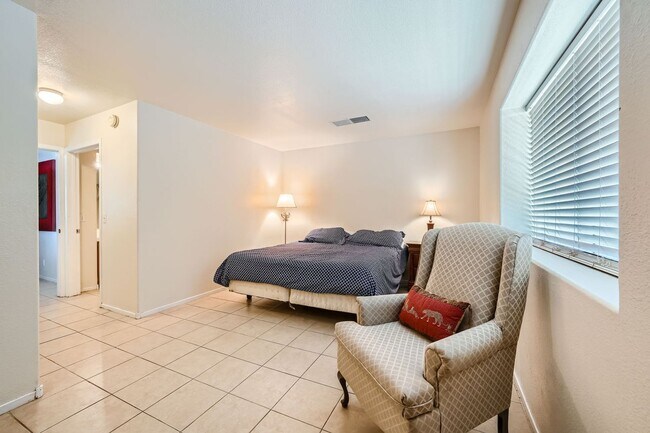 Building Photo - Fully Furnished 2 Bed/2 Bath Condo in Northwest Las Vegas!