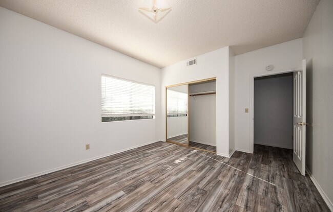 Building Photo - Spacious 4 Bedroom 3.5 Baths with Views!!