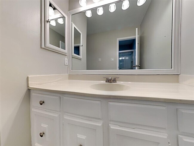 Building Photo - 3215 Sycamore Springs Dr