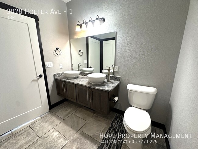 Building Photo - 3028 Hoefer Ave