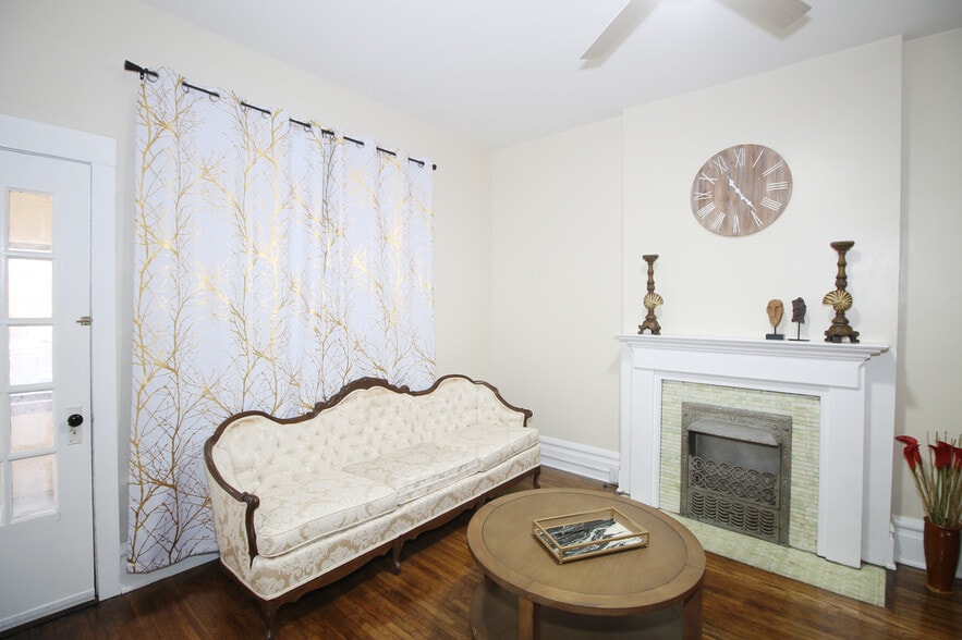 Living room - 1372 Neil Ave