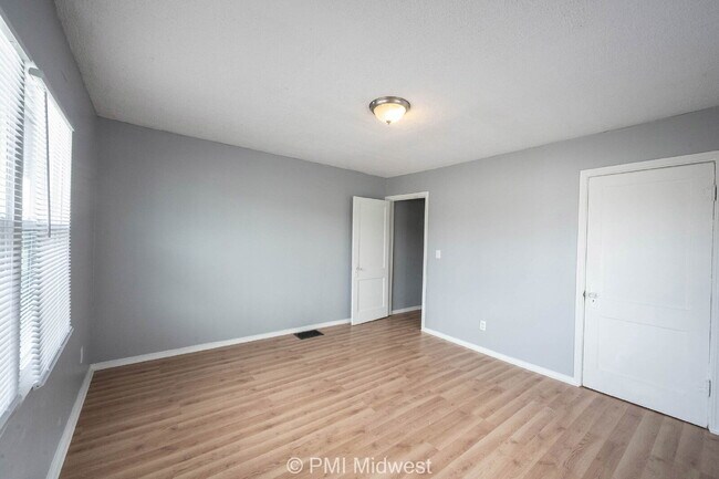 Building Photo - "Charming 3-Bedroom Duplex Retreat on North Capitol Avenue – 1,176 Sq Ft of Comfort in Indianapol...