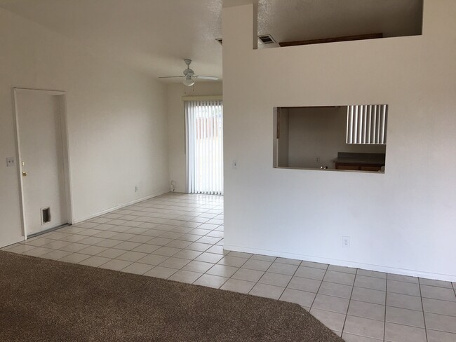 Building Photo - CLEAN 3 bedroom Apple Valley house on larg...