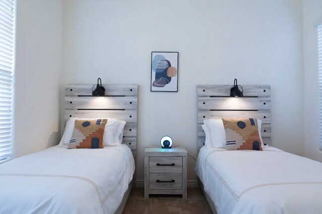 Building Photo - 18519 W Paradise Ln