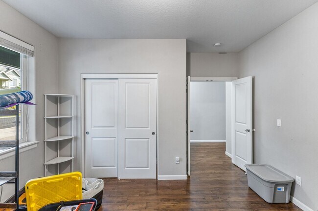 Building Photo - 5-bed, 3-bath Home in Scenic West Salem