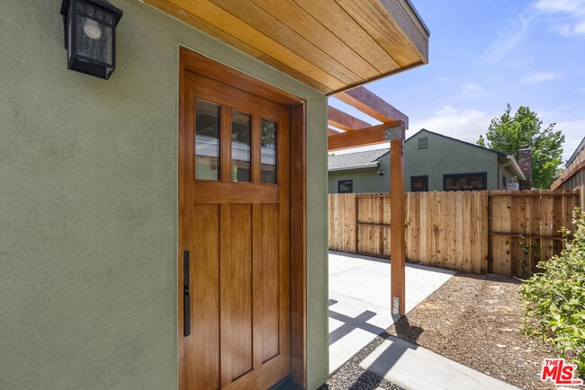 Building Photo - 418 N Frederic St
