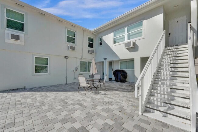Building Photo - 906 N Riverside Dr