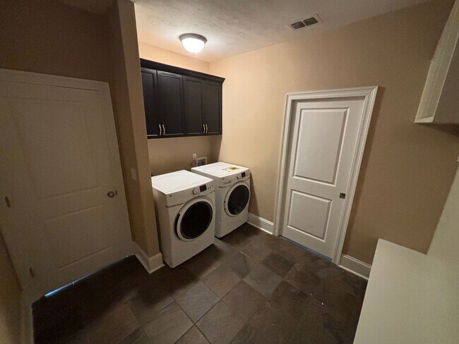 Building Photo - Charming 3-Bedroom Home in Southwood – Spa...