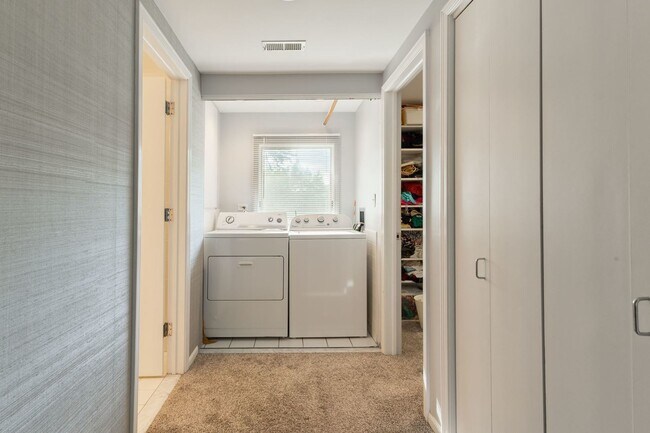Building Photo - 520 Highland Grove Dr