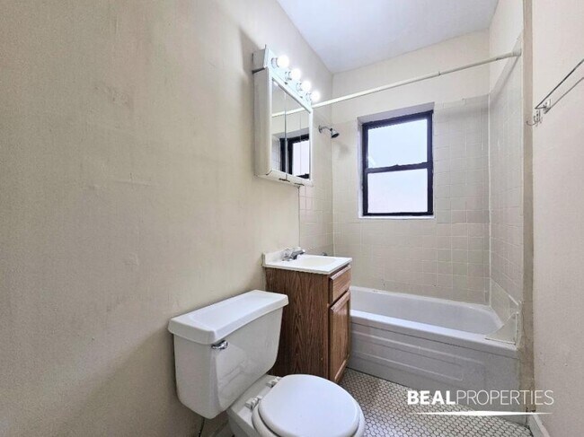 Building Photo - 1 bedroom in CHICAGO IL 60657
