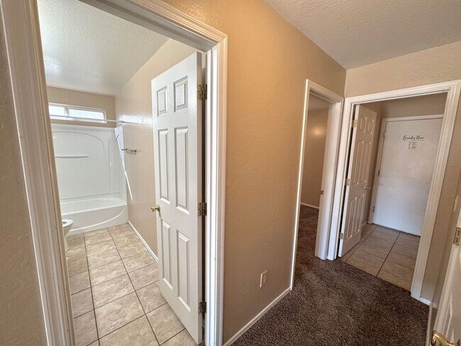 Building Photo - GREAT 4BEDROOM/3BATH HOME WITH ALL THAT YO...