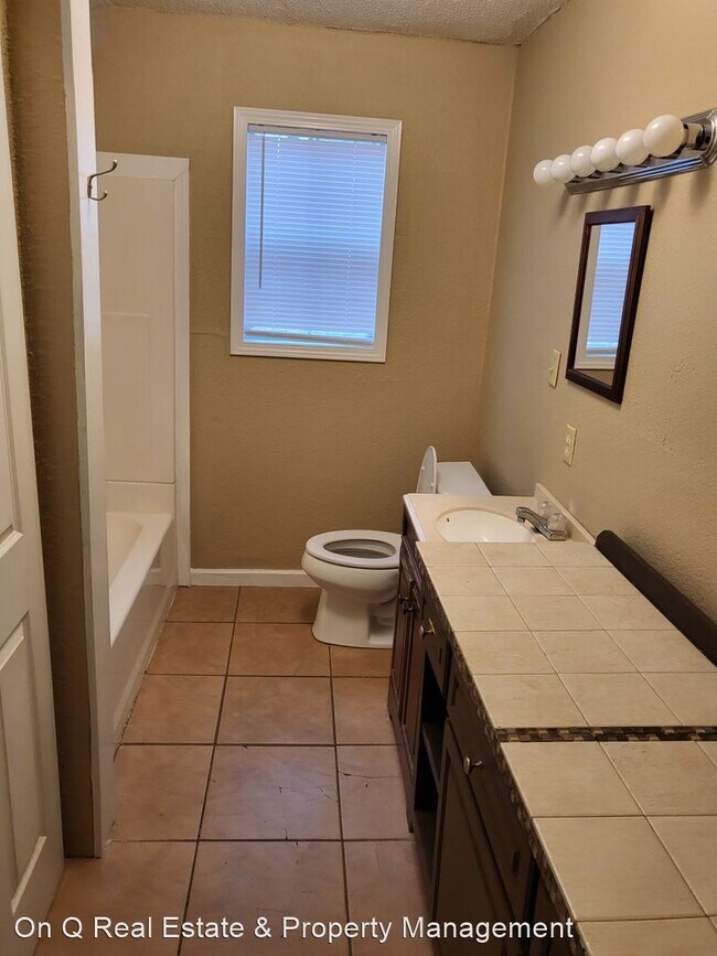 Building Photo - 3 br, 1 bath House - 104 E. Lawson Road